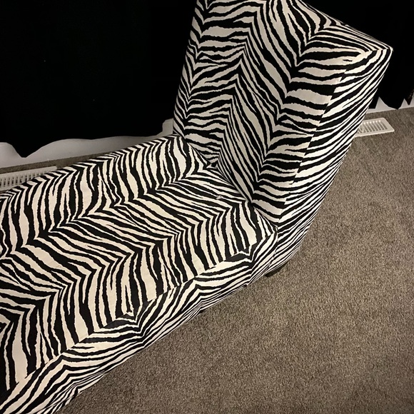 Modern couch - Picture 4 of 4